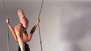 Gimnastik telanjang Kim Nadara memperlihatkan kelenturan dan badannya yang panas