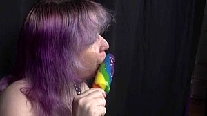 Komični nastop Candi Ravens v domačem videu