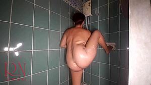 Nézd, ahogy egy gyönyörű latin lány szemtelenkedik egy nyilvános zuhany alatt ebben a részben 1 videóban