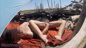 Опасност од странаца и забава прскања на јавној плажи без седла