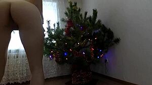 Ζευγάρι ερασιτεχνών παίρνει αναλ και μουνί γαμημένο στο χριστουγεννιάτικο δέντρο πορνό βίντεο