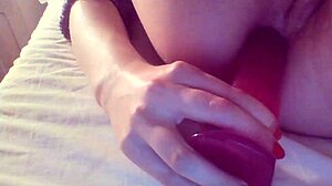 El culo apretado de Sophias es estirado por un gran tapón anal en este video amateur