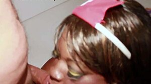 Schwarze Ebony-Pornodarstellerin schluckt schwarzen Schwanz in heißem Video