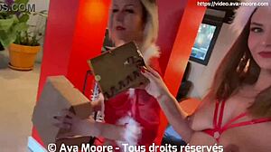 To blonde franske jenter får rumpa knullet av fremmede i en vill gruppesexorgie