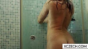 Busty kvinna blir mumifierad i duschen