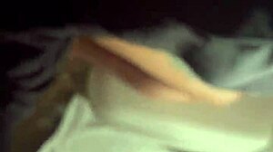 ボートでセックスするホーニーカップルの自家製ビデオ