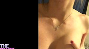 Vuile tiener smeekt om een orgasme in zelfgemaakte video