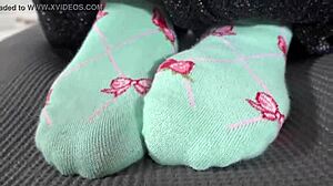 Fetiche de pies y cosquillas: Los pies de una mujer están restringidos y cosen. ¡Mira cómo se mueve!