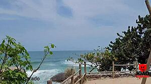 Η Βραζιλιάνα καστανή Holly Bombom γίνεται άτακτη σε μια γυμνή παραλία