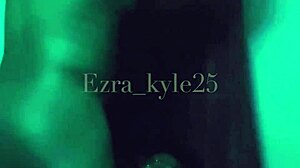 Constructorul de corp Ezra Kyle este futut în cur de femboy-ul sissy în baie