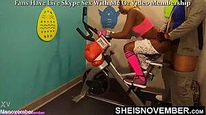 ¡Mira este video HD de una mujer negra con un gran trasero y bragas retiradas en cámara lenta!
