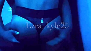 Kroppsbygger Ezra Kyle blir knullet av sissy femboy på badet