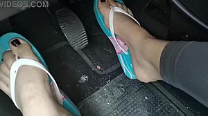 Ein Amateurpaar tritt in einem Auto in barfußen Flip-Flops und selbstgemachten High Heels auf