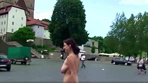 Katso alaston tyttö tutkia kaduilla tässä koko elokuva