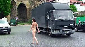 Kijk hoe een naakt meisje de straten verkent in deze volledige film