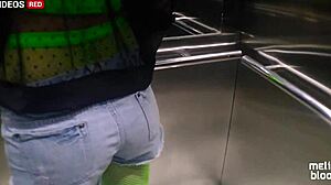 Brezilyalı fahişe bir otel asansöründe sakso çekiyor