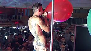 Ένα ζευγάρι εξερευνά το φετίχ του μπαλονιού δημόσια ενώ συμμετέχει σε σεξουαλική δραστηριότητα