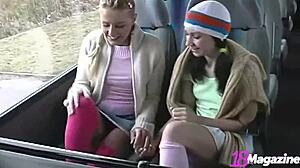 Zwei dünne Girls verwöhnen sich mit etwas Höschenleckspaß
