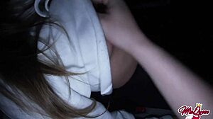 Домашнее видео студенческой парой, занимающейся сексом на заднем сиденье машины