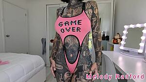 Sexy gamermeid Melody Radford laat haar grote tieten zien in een bikini