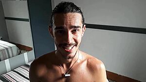 Rettungsschwimmer und schwuler Typ in einem heißen Badezimmertreffen