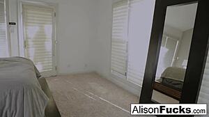 Rondborstige pornoster Alison Tyler speelt solo met zichzelf