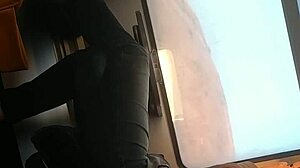 กล้องที่ซ่อนอยู่จับภาพการแหย่เท้าของ MILFs ของอิสราเอลในรถไฟ