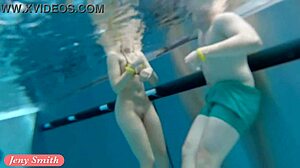 Η άτριχη Jeny Smith απολαμβάνει γυμνή κολύμβηση και αυνανισμό στο σπα