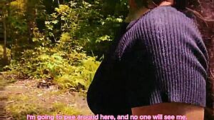 Kodrasta rjavolaska si vzame odmor za urin v gozdu