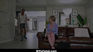 MILF de grandes tetas recibe sexo anal del dueño de casa en un video caliente