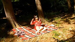 Sesso in parco pubblico con Valentina in abito di raso