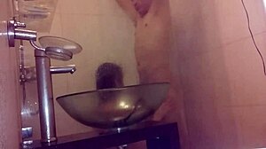 A 18 éves énem szexuális tevékenységet folytat egy ismeretlen férfival egy tengerparti uruguayi hotelben