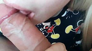 La rubia amateur Miki Mouse hace una mamada descuidada