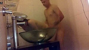 Mon jeune homme de 18 ans s'engage dans une activité sexuelle avec un homme inconnu dans un hôtel côtier d'Uruguay