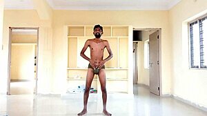 Rajesh, en leken amatør, stripper ned, runker, slår skaftet, stønner og ejakulerer i en kopp