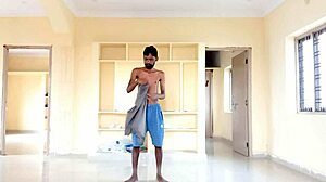 Rajesh, een speelse amateur, kleedt zich uit, trekt zich af, slaat zijn schacht, kreunt en ejaculeert in een kopje