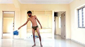 Rajesh, en leken amatør, stripper ned, runker, slår skaftet, stønner og ejakulerer i en kopp