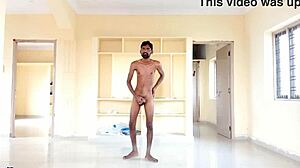 Ο Rajesh, ένας παιχνιδιάρικος ερασιτέχνης, γδύνεται, αυνανίζεται, χτυπάει τον άξονα του, γκρινιάζει και εκσπερματώνει σε ένα φλιτζάνι