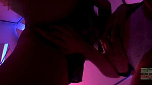 Amatérská MILF a teen si užívají drsný sex v domácím videu