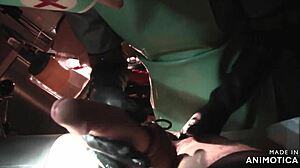 La enfermera de goma gris Agnes da una mamada sensual y masaje de próstata antes de participar en pegging y fisting anal