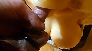 Vidéo POV d'une poupée sexuelle aux gros seins recevant du plaisir oral