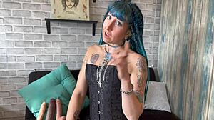 Nyt et korsett BDSM-møte med en tatoverte kvinnelig superhelt