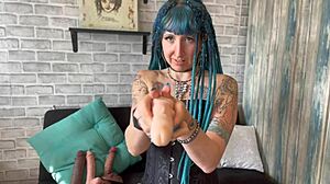 Njut av ett korsett BDSM-möte med en tatuerad kvinnlig superhjälte
