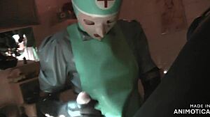 Агнес, медицинска сестра са сивом гумом, даје сензуално пушење и масажу простате пре него што се упусти у пеггинг и анални фистинг