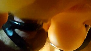 Vidéo POV d'une poupée sexuelle aux gros seins recevant du plaisir oral