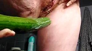 Una donna tedesca anziana si dà piacere con un cetriolo nella sua vagina pelosa
