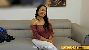 Wanita Colombia yang gemuk memberikan kenikmatan oral dan vaginal pada bosnya