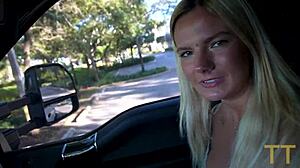 Hete blondine wordt ondeugend met haar vriend op de parkeerplaats