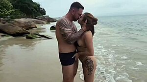 Mąż i jego rudowłosa kochanka na gorącej plaży