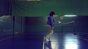 Mujeres amateur revelan sus atributos mientras juegan al bádminton en un centro comunitario